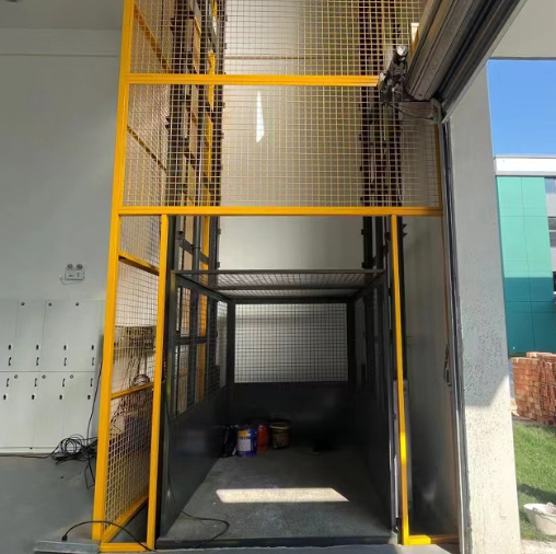 月湖导轨式升降机助力物流园破解运输难题