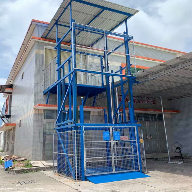 月湖建材厂室外升降货梯安装