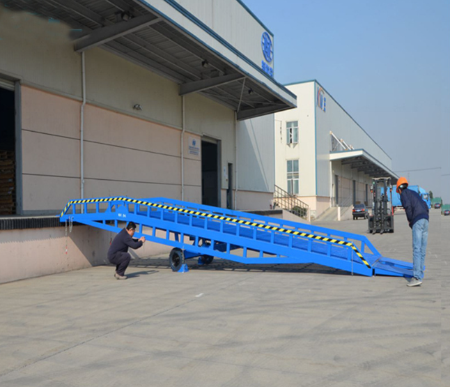 月湖移动式登车桥应用
